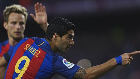 El delantero uruguayo del FC Barcelona Luis Suárez celebra su gol, primero del equipo ante el Sevilla FC, durante el partido de la trigésima jornada de Liga en Primera División que se juega esta noche en el Camp Nou, en Barcelona.