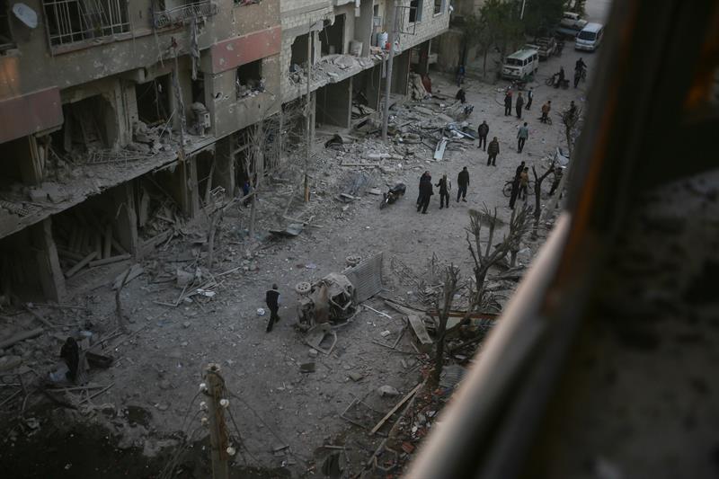 Foto del 7 de abril que muestra la destrucción en la ciudad de Douma, Siria.