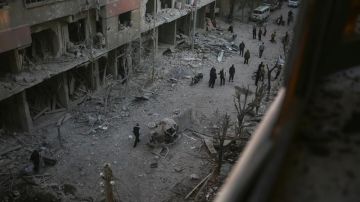 Foto del 7 de abril que muestra la destrucción en la ciudad de Douma, Siria.