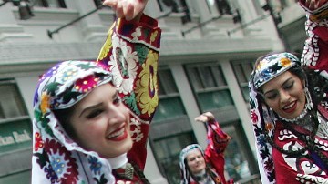 Todas los colores, culturas y sabores salen a la calle este fin de semana... si el clima lo permite.