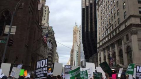 La mayoría de asistentes portaban carteles en los que demandaban al presidente mostrar su historial fiscal.