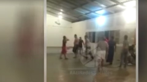 Feligreses intentaron detener a los peleadores sin éxito.