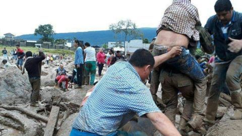 Las vías de acceso a Mocoa fueron cortadas por la avalancha.