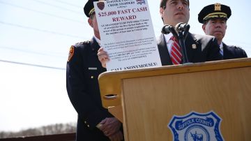 El comisionado de Policía de Suffolk County Timothy Sini, ofrece la recompensa de $25,000.