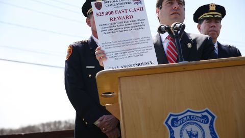 El comisionado de Policía de Suffolk County Timothy Sini, ofrece la recompensa de $25,000.
