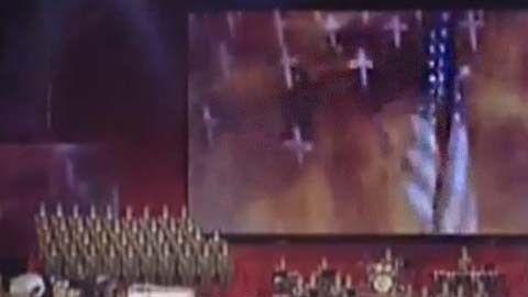 La proyección contó con una introducción musical del coro del Ejército.