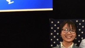 Hillary Clinton, y jóvenes que se beneficiarán, acompañaron al gobernador Andrew Cuomo en la firma de la ley.