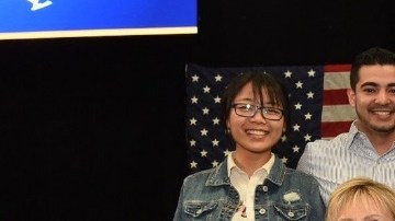 Hillary Clinton, y jóvenes que se beneficiarán, acompañaron al gobernador Andrew Cuomo en la firma de la ley.