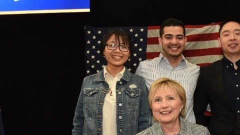 Hillary Clinton, y jóvenes que se beneficiarán, acompañaron al gobernador Andrew Cuomo en la firma de la ley.