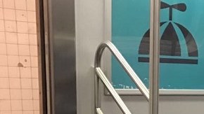 Los vagones del tren E se vacían cuando un desamparado ocupa los carros.