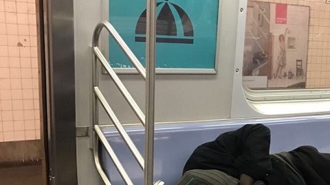 Los vagones del tren E se vacían cuando un desamparado ocupa los carros.