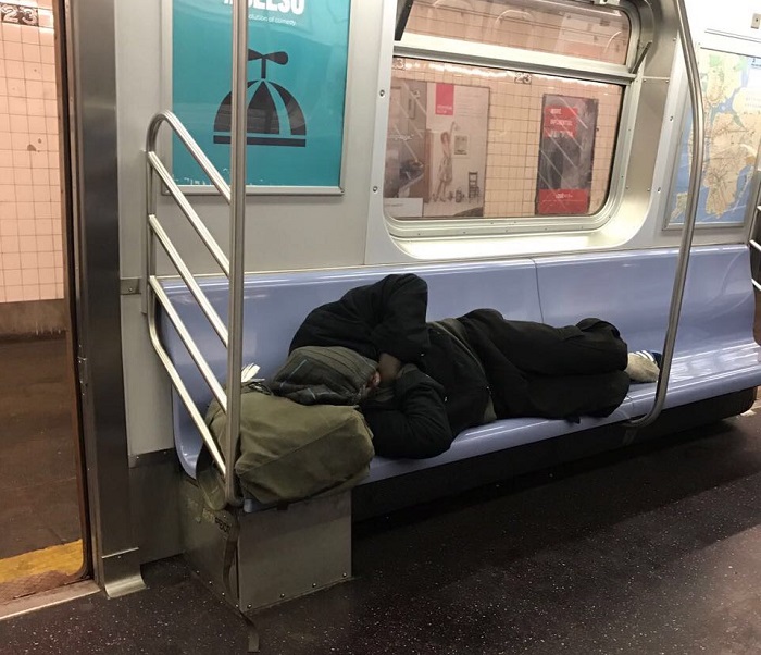 Desamparado duerme en vagón del tren E.