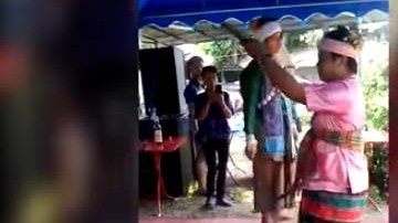 El médium tailandés realizaba un baile tradicional para los antepasados en Chiang Mai, al norte de ese país.