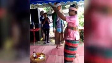 El médium tailandés realizaba un baile tradicional para los antepasados en Chiang Mai, al norte de ese país.