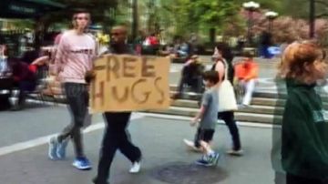 El hombre de los "abrazos gratis" ha sido arrestados en múltiples ocasiones por acosar mujeres.