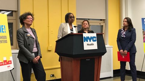 La vicealcalde de Salud y Servicios Humanos, la doctora Herminia Palacio (centro), durante la apertura del nuevo centro de salud. A su derecha la presidenta del Concejo Municipal de Nueva York, Melissa Mark-Viverito, y a su izquierda, la comisionada de Salud, la doctora Mary T. Bassett,