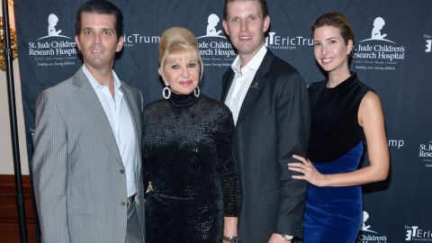 Ivana Trump junto a sus hijos Donald Jr, Eric e Ivanka, 2015.