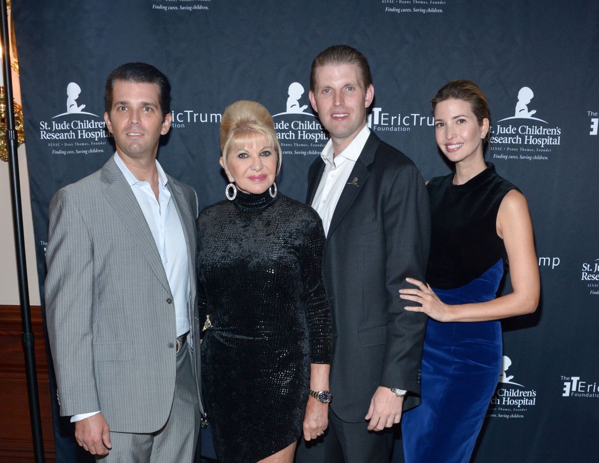 Ivana Trump junto a sus hijos Donald Jr, Eric e Ivanka, 2015.