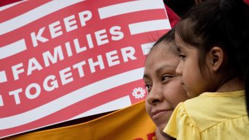 Mantener a las familias de inmigrantes juntas es una de las principales demandas de activistas.