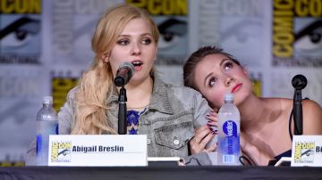 Abigail Breslin (izq.) junto a Billie Lourd en un panel del filme "Scream Queens" durante Comic-Con International 2016 en San Diego, California.