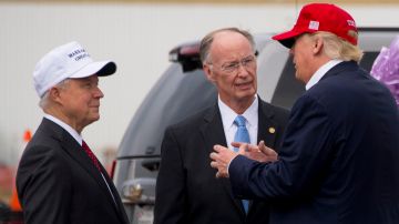 El fiscal general Jeff Sessions; el gobernador de Alabama Robert Bentley, y el presidente Trump durante su gira de agradecimiento.
