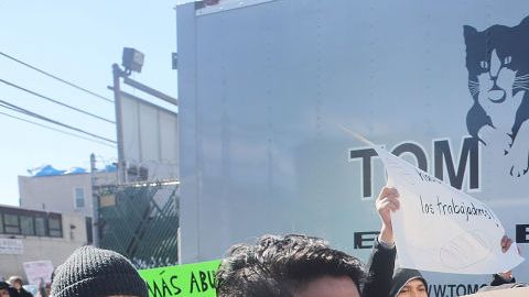 Empleados de Tom Cat se expresaron contra políticas migratorias de Trump.