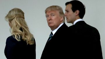 El presidente Trump, su hija Ivanka y su yerno Jared.
