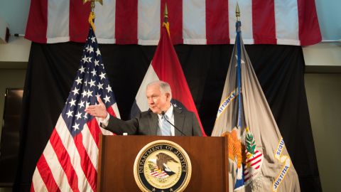 Jeff Sessions dijo a los inmigrantes: "se acabó la fiesta".