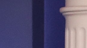 El secretario de Asuntos Internos, Ryan Zinke, y  Tyrone Brandyburg, superintendente Harpers de Servicio Nacional de Parques reciben el cheque.