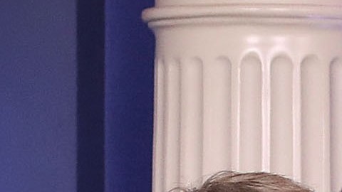El secretario de Asuntos Internos, Ryan Zinke, y  Tyrone Brandyburg, superintendente Harpers de Servicio Nacional de Parques reciben el cheque.