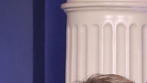 El secretario de Asuntos Internos, Ryan Zinke, y  Tyrone Brandyburg, superintendente Harpers de Servicio Nacional de Parques reciben el cheque.