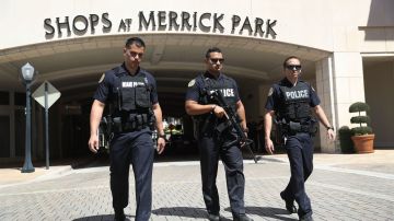 Policías llegan al mall de Merrick Park.