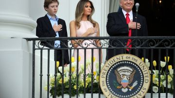 Melania Trump le dio un pequeño golpe a su marido para recordarle cómo debía colocarse mientras sonaba el himno nacional.