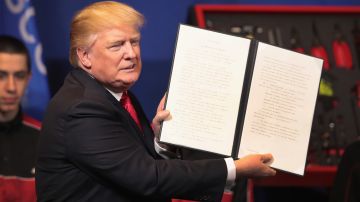 El presidente Trump firmó el martes su orden ejecutiva.