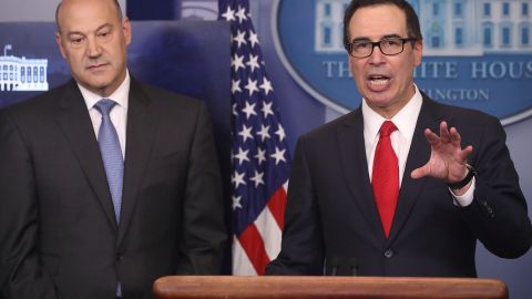 Gary Cohn y Steven Mnuchin presentaron el proyecto de reforma fiscal.