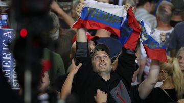Manifestantes llegaron con banderas de Rusia al "rally" del presidente.