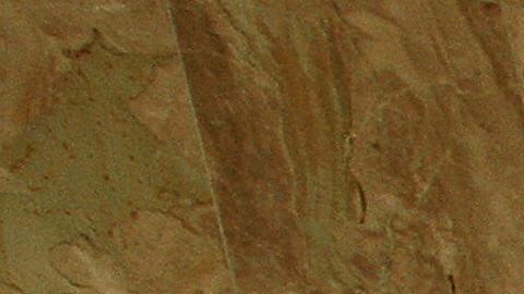 Trabajadora sexual posando en un baño de hotel.