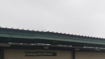 El niño fue encontrado caminando por los rieles de la estación Halsey, en Brooklyn.