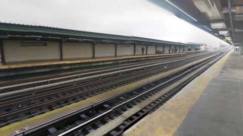 El niño fue encontrado caminando por los rieles de la estación Halsey, en Brooklyn.