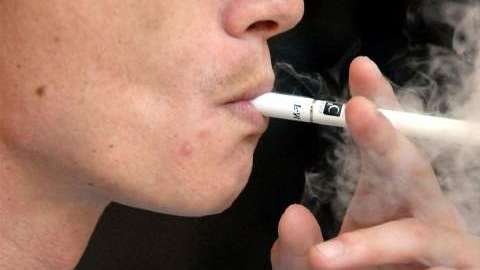 A pesar que ha caído el número de fumadores, muchos jóvenes usan cigarrillos electrónicos en la ciudad de Nueva York.