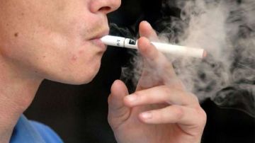 A pesar que ha caído el número de fumadores, muchos jóvenes usan cigarrillos electrónicos en la ciudad de Nueva York.