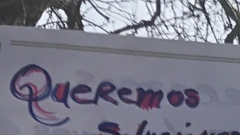 Fotos de manifestantes en Long Island por la visita de Jeff Sessions.