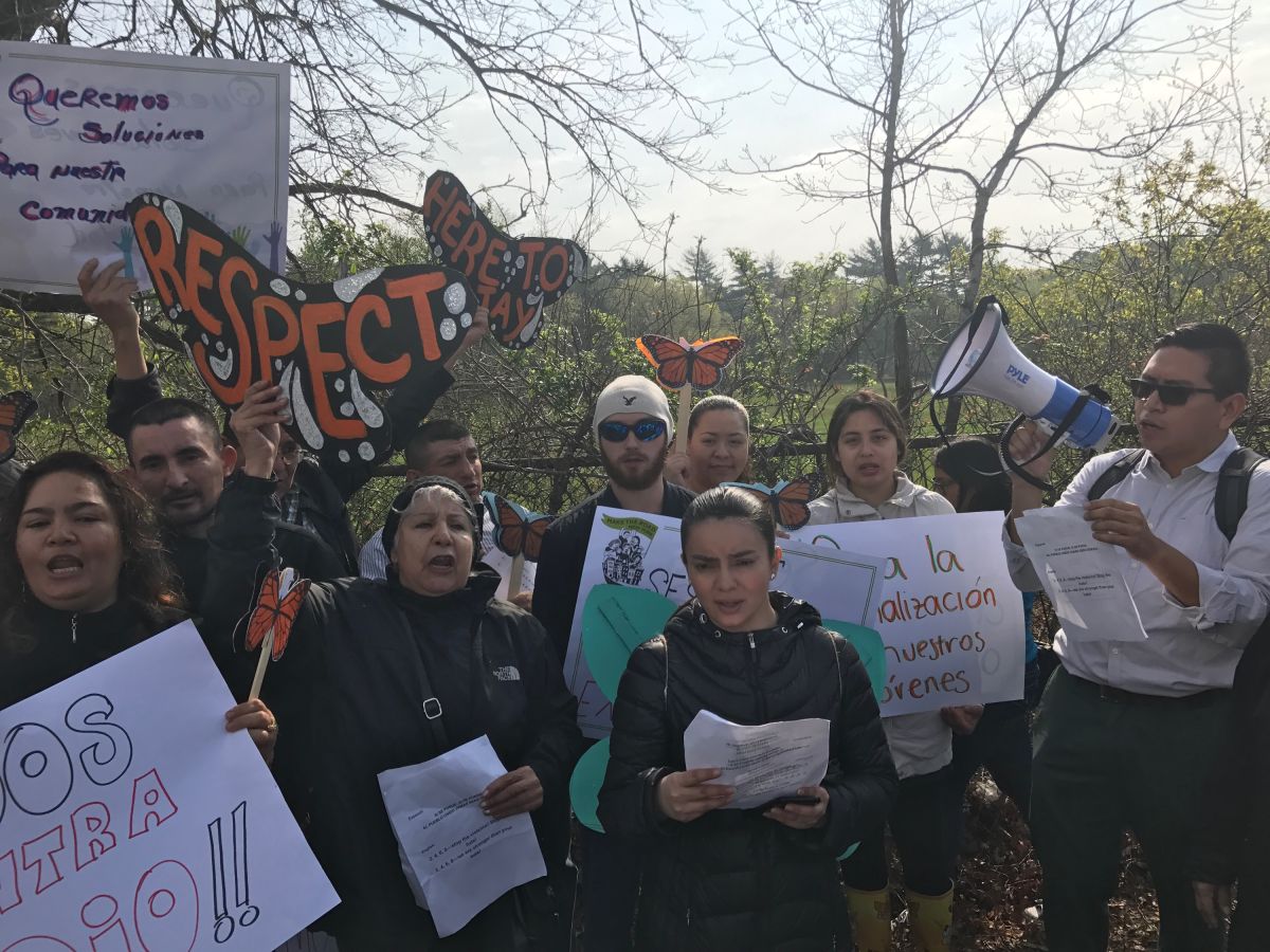 Fotos de manifestantes en Long Island por la visita de Jeff Sessions.