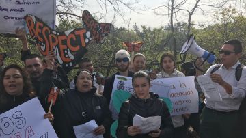 Fotos de manifestantes en Long Island por la visita de Jeff Sessions.