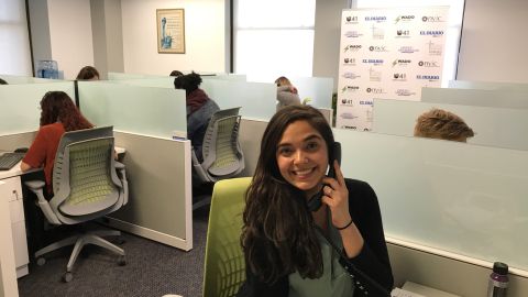 La abogada Anilu Chadwick estuvo el martes respondiendo llamadas en la línea gratuita de Inmigración