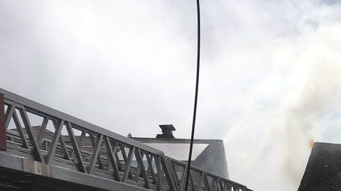 El incendio de tres alarmas consumió la casa por completo.