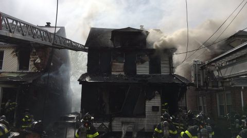 El incendio de tres alarmas consumió la casa por completo.