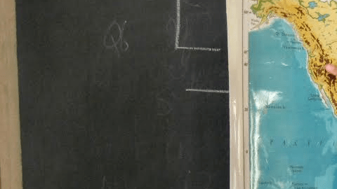 El empresario Luis García, con algunos de los niños que reciben la obra social de su empresa Bixbee./Cortesía