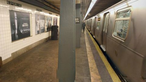 El tren R arrolló a la adolescente en la estación 63 Drive-Rego Park, en Queens.