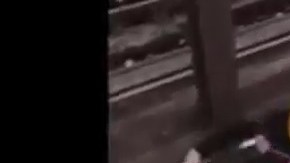 El momento en que un joven ingeniero salva a un hombre de ser arrollado por el tren.